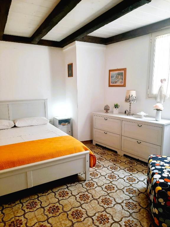 1 dormitorio con cama y lavamanos en Dimora Artus - Home Salento com, en Ugento