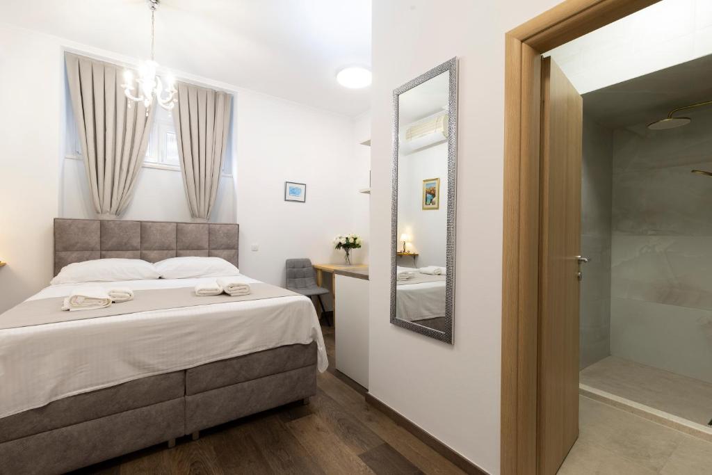 Posteľ alebo postele v izbe v ubytovaní Split Varos Inn