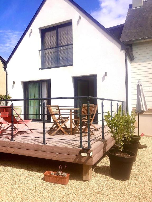 une terrasse en bois devant une maison blanche dans l'établissement L'Atelier de Mer, à Perros-Guirec