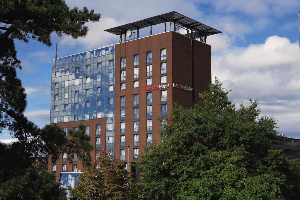 um edifício alto com muitas janelas em IntercityHotel Freiburg em Friburgo em Brisgóvia