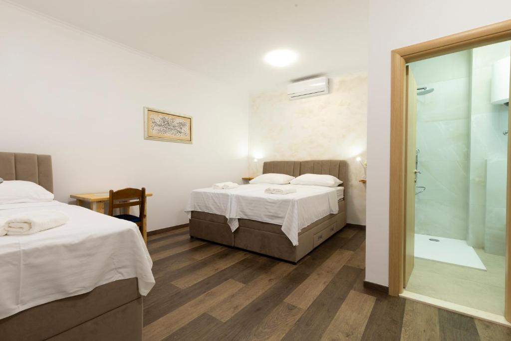 Posteľ alebo postele v izbe v ubytovaní Split Varos Inn
