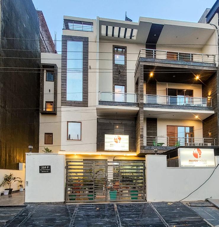 un grande condominio con molte finestre di Hotel Mavens House Artemis Hospital Road a Gurgaon