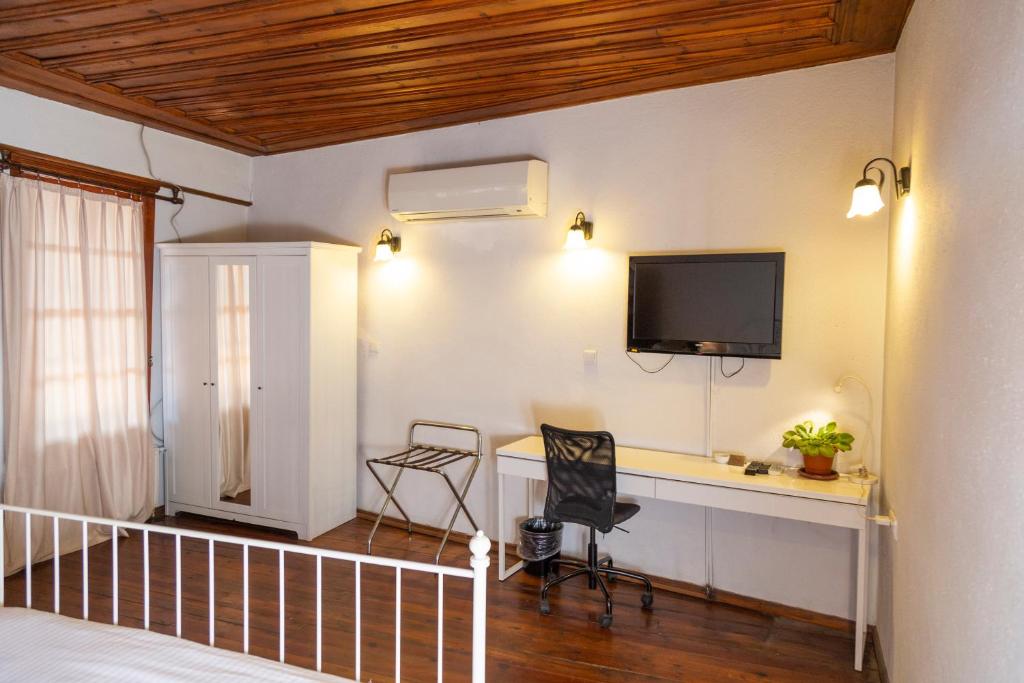 TV a/nebo společenská místnost v ubytování Anemon Koleksiyon Kula Otel