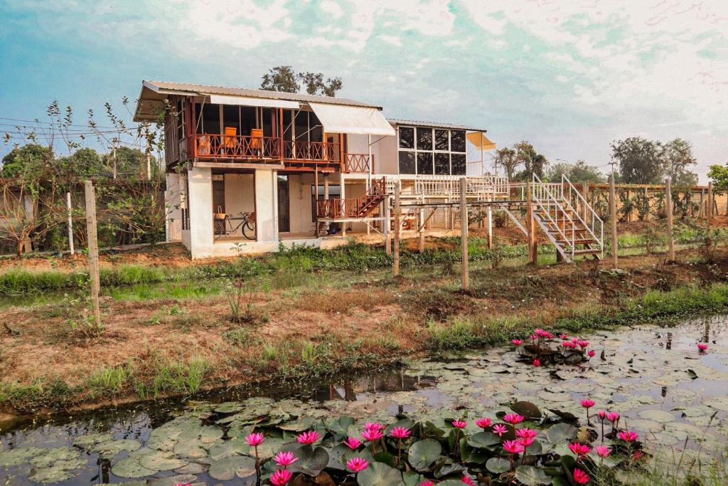 The Sun House อุทัยธานี - Sala De Reina Con Vista Al Jardín
