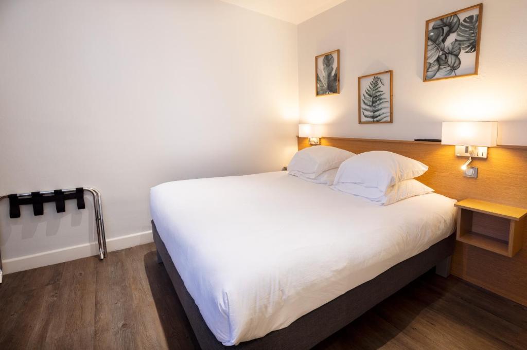 Postel nebo postele na pokoji v ubytování Hotel De Paris Jaligny