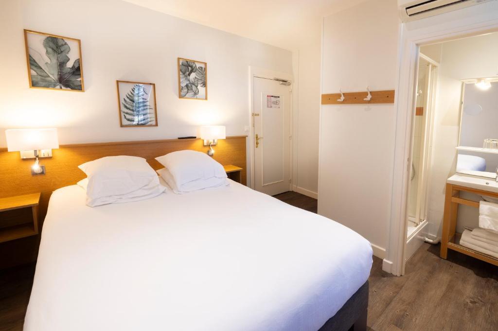 Postel nebo postele na pokoji v ubytování Hotel De Paris Jaligny