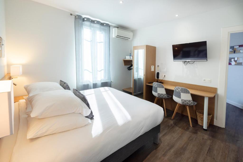 Postel nebo postele na pokoji v ubytování Hotel De Paris Jaligny