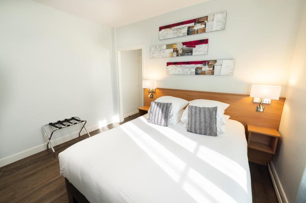 Postel nebo postele na pokoji v ubytování Hotel De Paris Jaligny