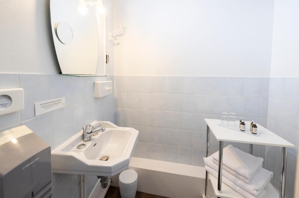Koupelna v ubytování Hotel De Paris Jaligny