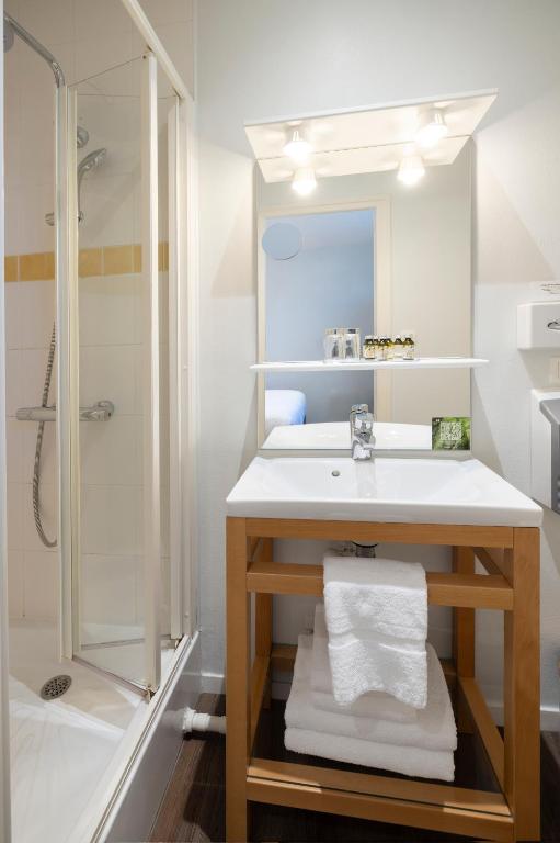 Koupelna v ubytování Hotel De Paris Jaligny