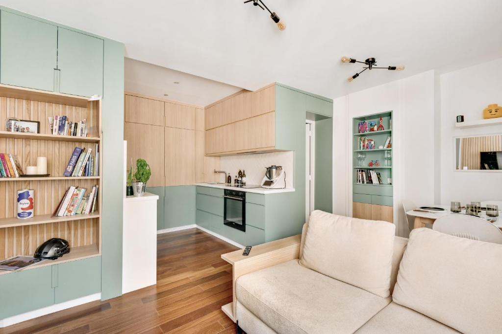 un salon avec un canapé et une cuisine dans l'établissement MARAIS - Rue au maire - Chinatown, à Paris