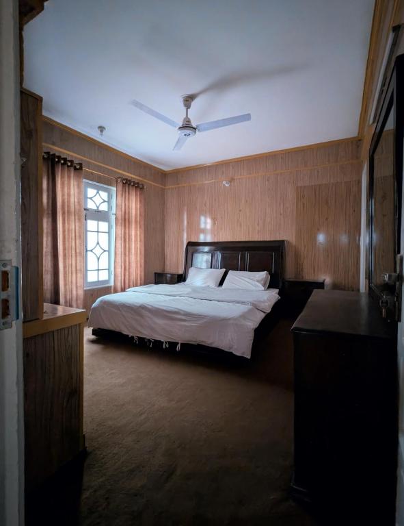 Postel nebo postele na pokoji v ubytování Taaj Residence Skardu