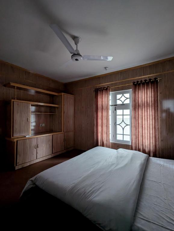 Postel nebo postele na pokoji v ubytování Taaj Residence Skardu