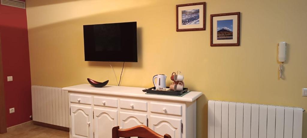 Una televisión o centro de entretenimiento en Apartamentos Casa Modesto