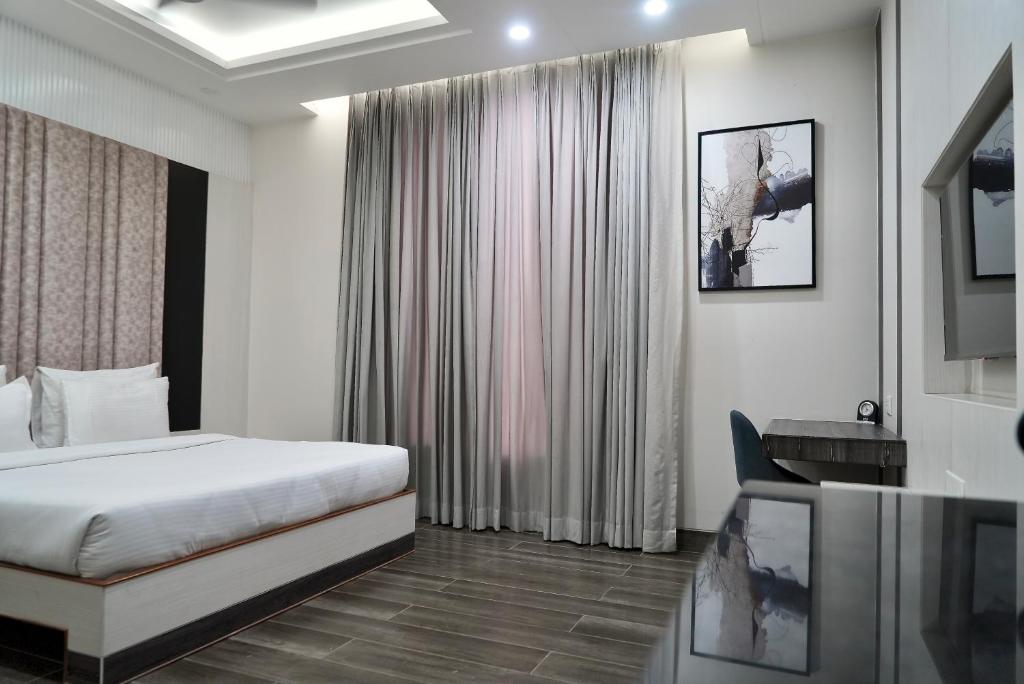 Postel nebo postele na pokoji v ubytování Hotel Elinor By Dazzling Hotels & Resorts