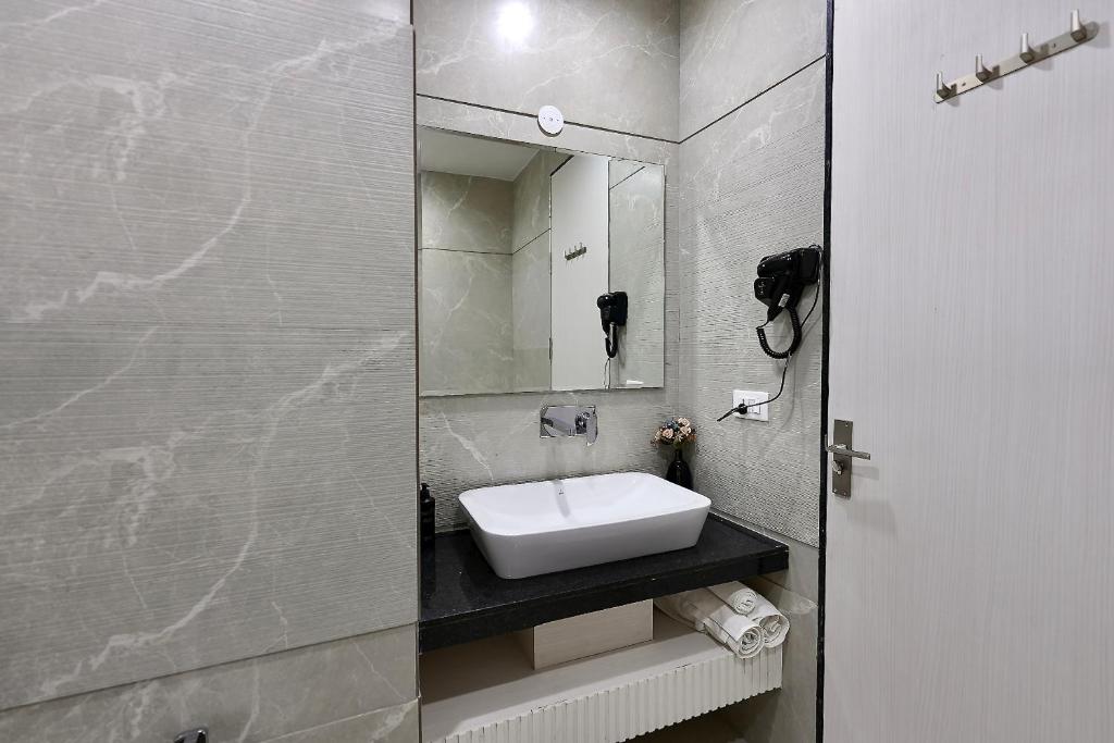 Koupelna v ubytování Hotel Elinor By Dazzling Hotels & Resorts