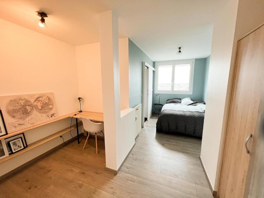 une chambre avec un lit et un bureau dans une pièce dans l'établissement Private bedroom with private bathroom & toilet in a shared flat, à Orléans