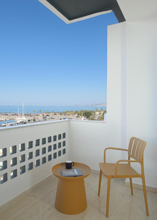 Balkon atau teras di C'est La Vue