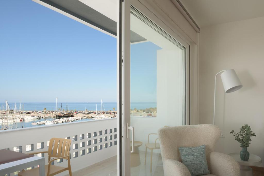 Balkon atau teras di C'est La Vue