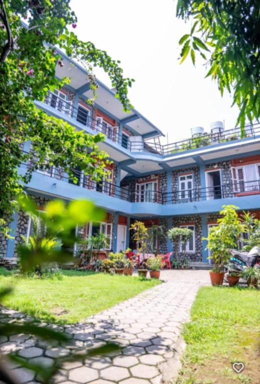 una vista esterna di un edificio di Hotel Unicorn a Pokhara