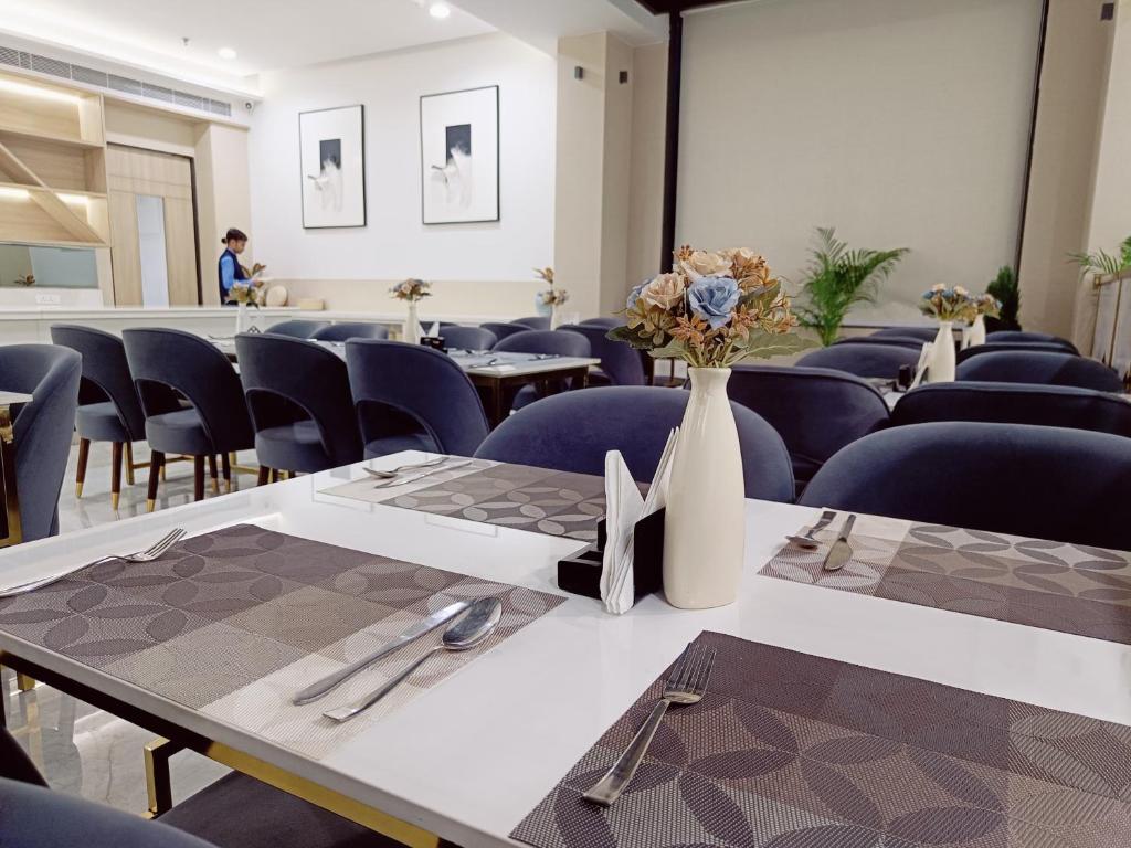 Posezení v ubytování Hotel Elinor By Dazzling Hotels & Resorts