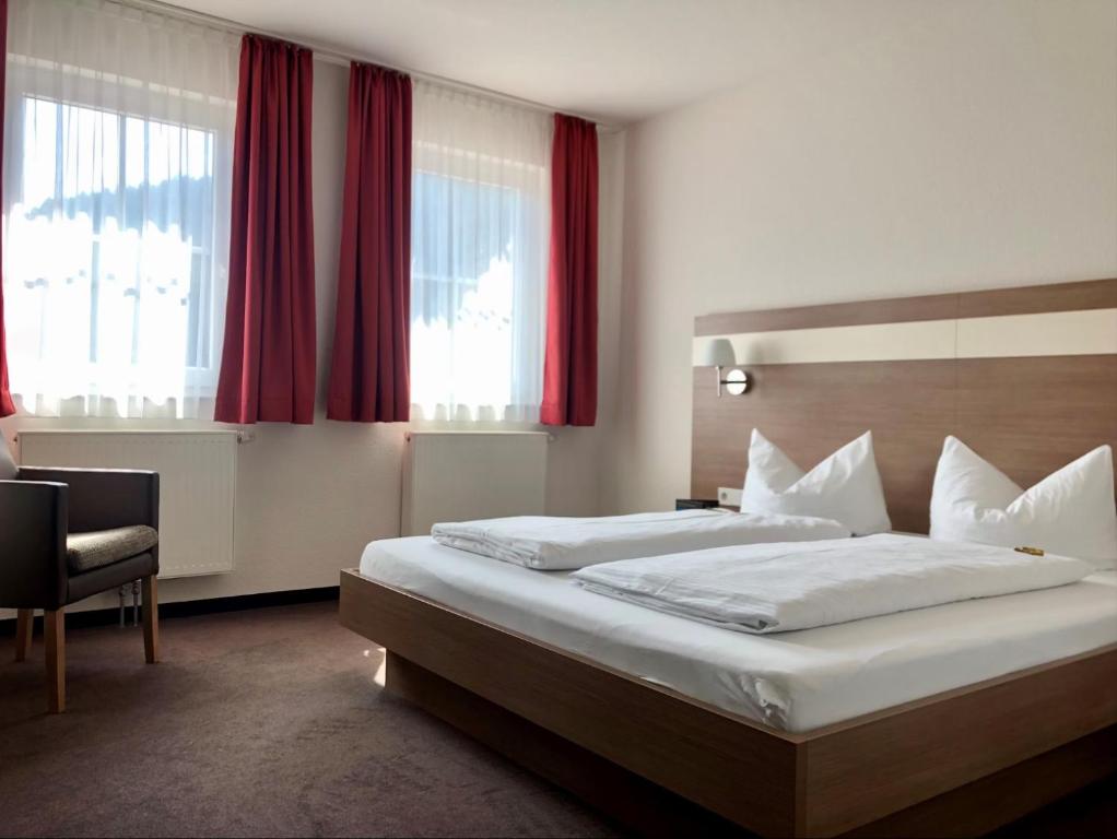 Postel nebo postele na pokoji v ubytování Hotel Rössle Berneck