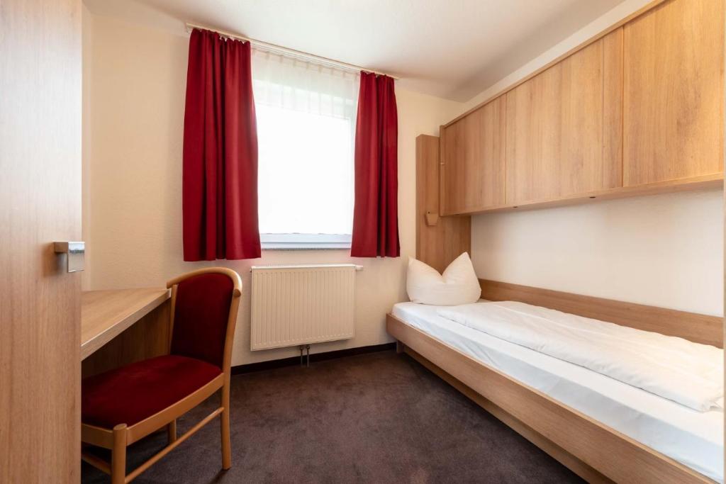 Postel nebo postele na pokoji v ubytování Hotel Rössle Berneck