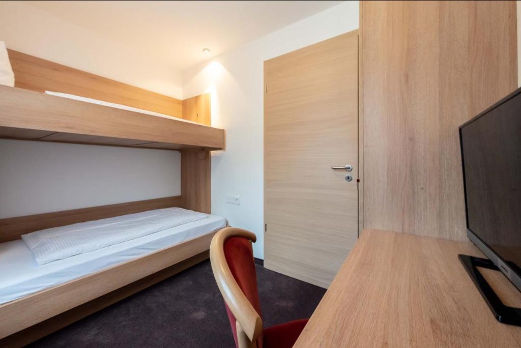 Postel nebo postele na pokoji v ubytování Hotel Rössle Berneck
