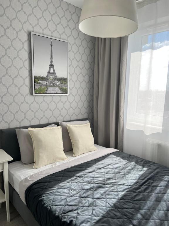a bedroom with a bed with the eiffel tower at Apartament City Rent Płock 2 in Płock