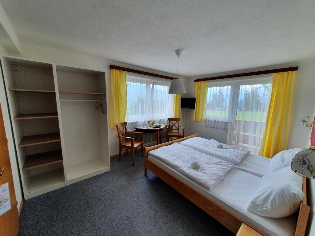 Postel nebo postele na pokoji v ubytování Pension ALPENHAUS