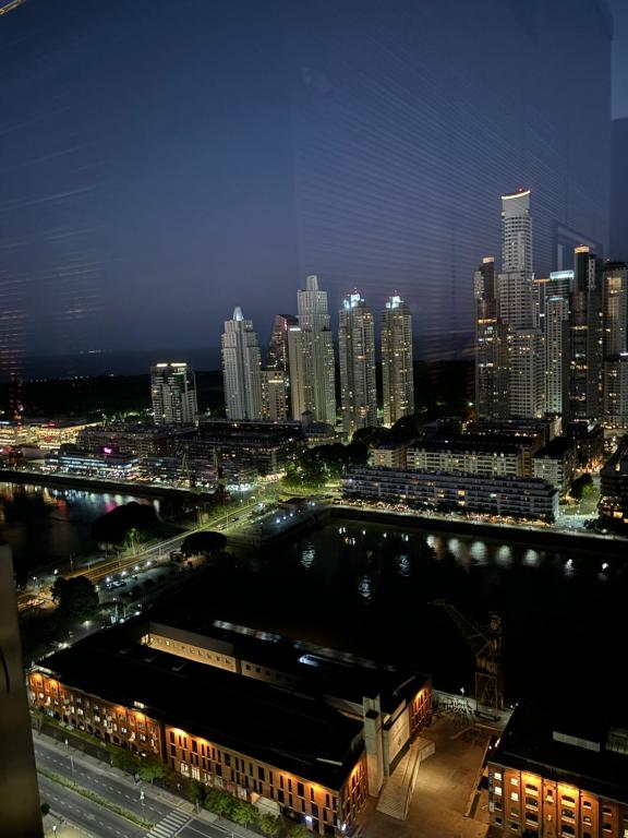 Pemandangan umum bagi Buenos Aires atau pemandangan bandar yang diambil dari apartmen