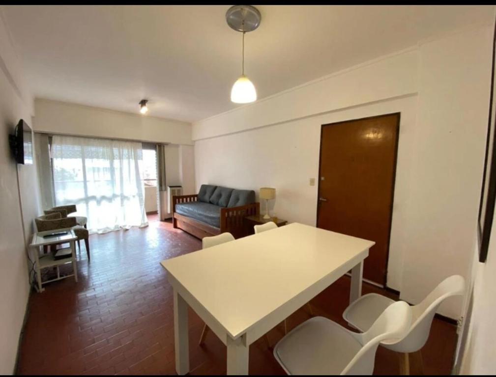 un salon avec une table et des chaises blanches dans l'établissement Luminoso departamento Zona Güemes, à Mar del Plata