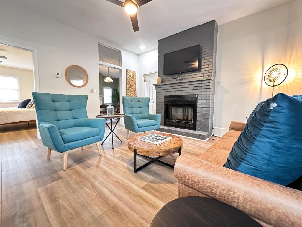 sala de estar con sillas azules y chimenea en Legacy Trail Getaway, en Lexington
