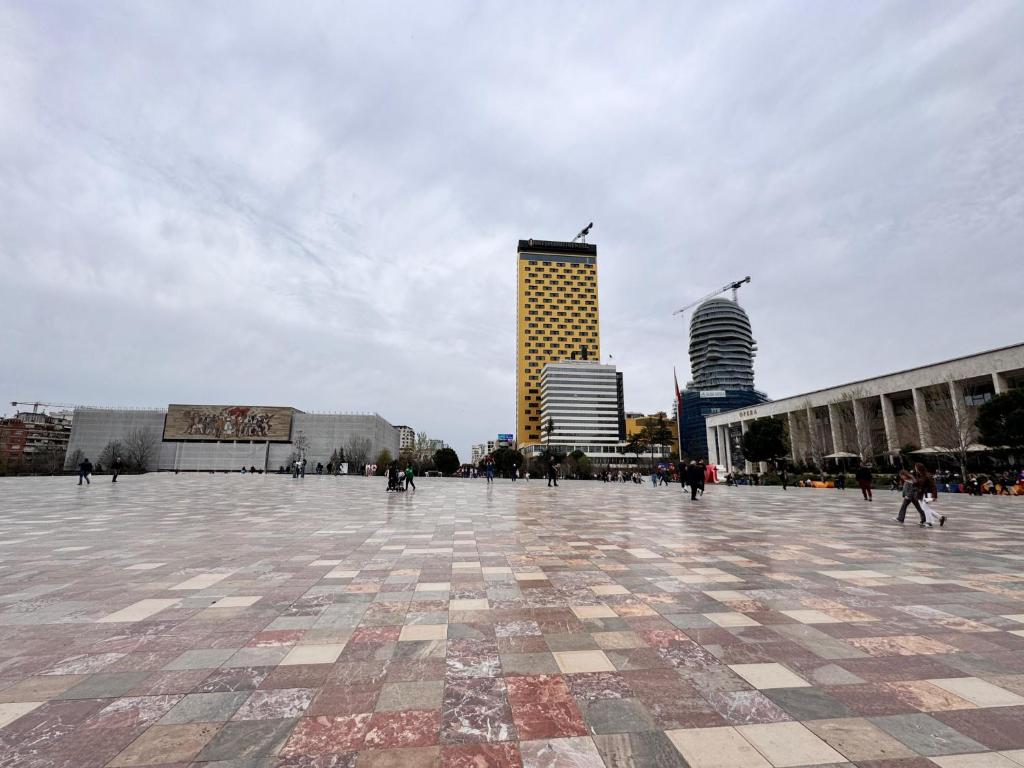 Nespecifikovaný výhled na destinaci Tirana nebo výhled na město při pohledu z hostelu