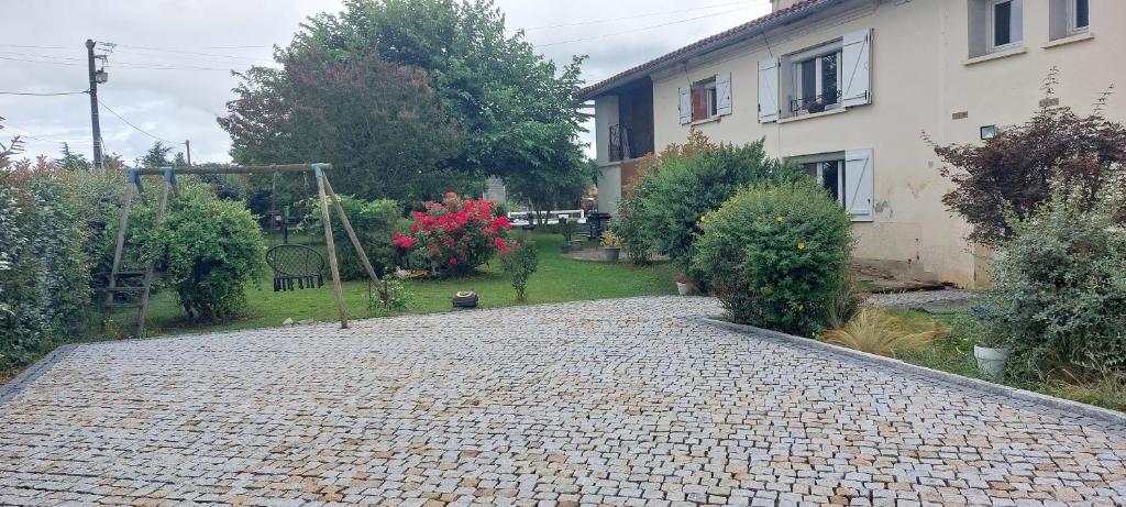 Taman di luar large country house with pool and garden