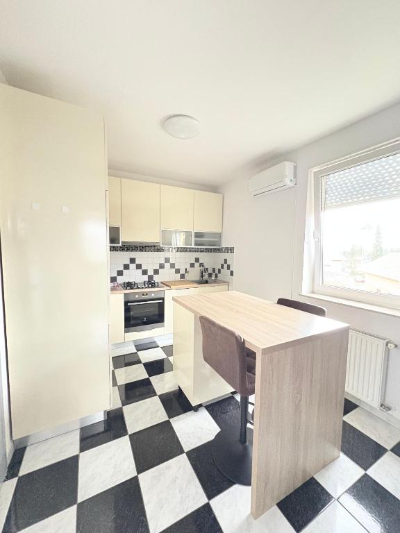 Franko's Cozy Apartment with garage - 5