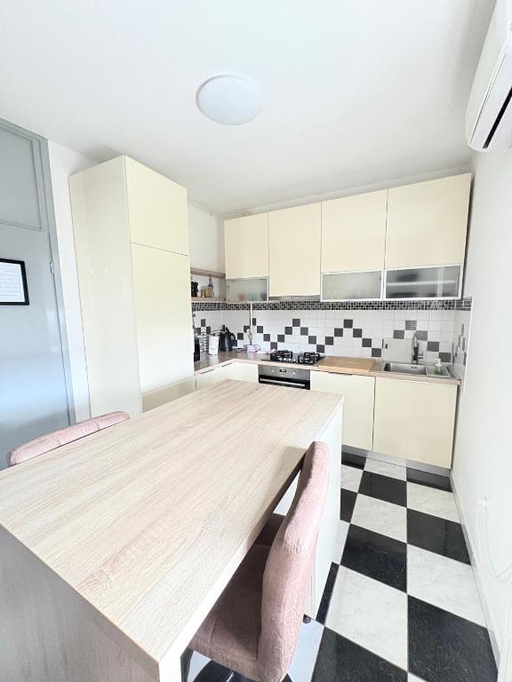 Franko's Cozy Apartment with garage - 15