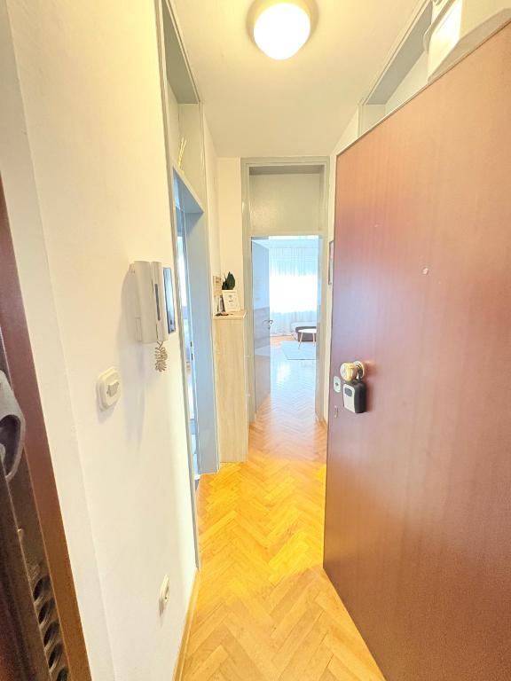 Franko's Cozy Apartment with garage - 2