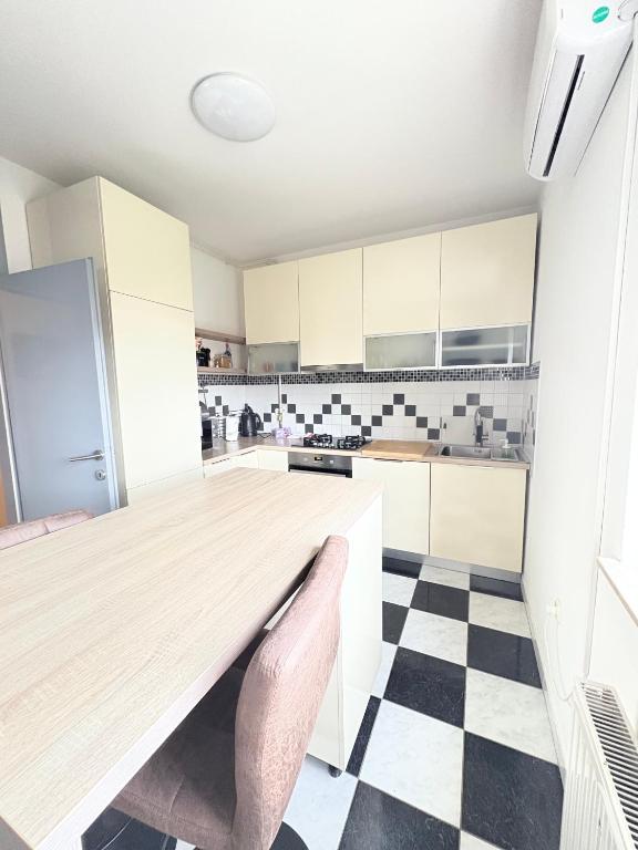 Franko's Cozy Apartment with garage - 19