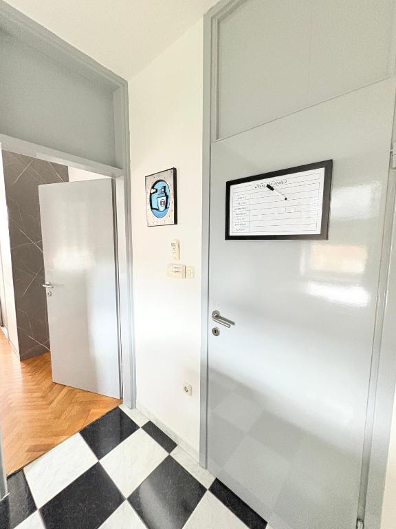 Franko's Cozy Apartment with garage - 8