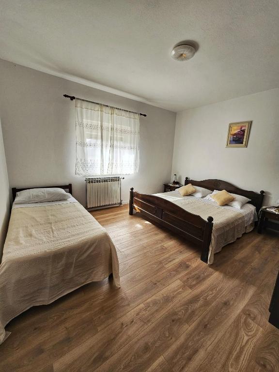 Postel nebo postele na pokoji v ubytování Apartments Plejic