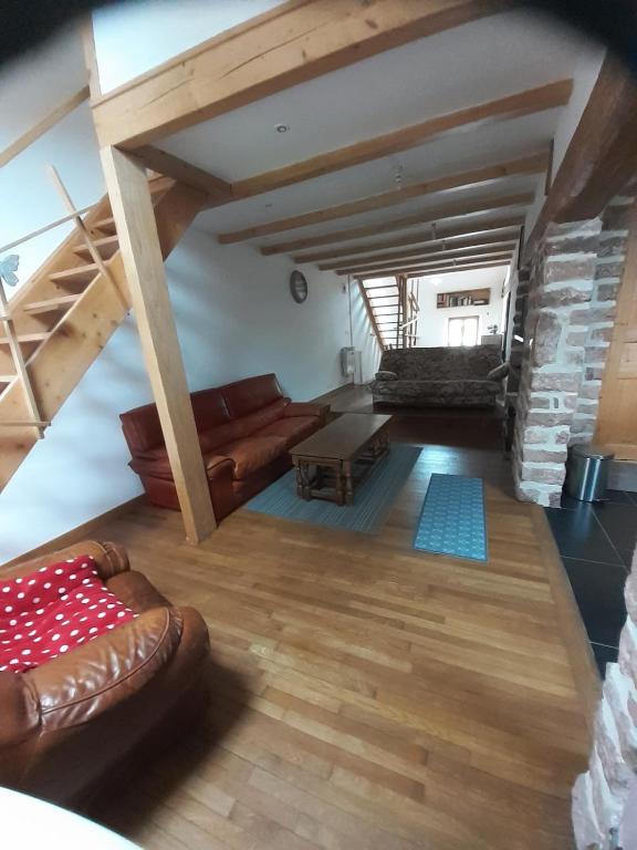 un salon avec un canapé et une table dans l'établissement Gîte Vosges Alsace 5 voyageurs, à Raon-lès-Leau