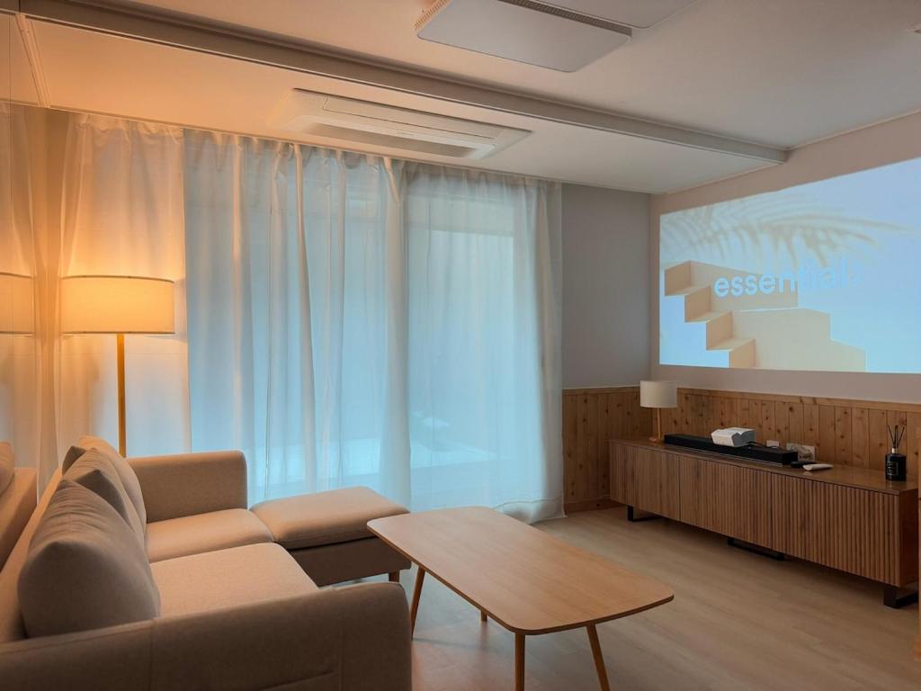 un salon avec un canapé et une table dans l'établissement Everland Station 5 minutes on foot, Gamsung Accommodation Everland, Caribbean Bay, Korean Folk Village, Yongin Sevens, Stay Jal Jal, à Yongin