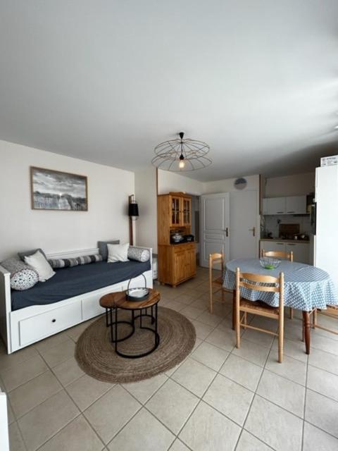 un salon avec un lit et une table dans l'établissement Astéries - RDC, à Quend-Plage