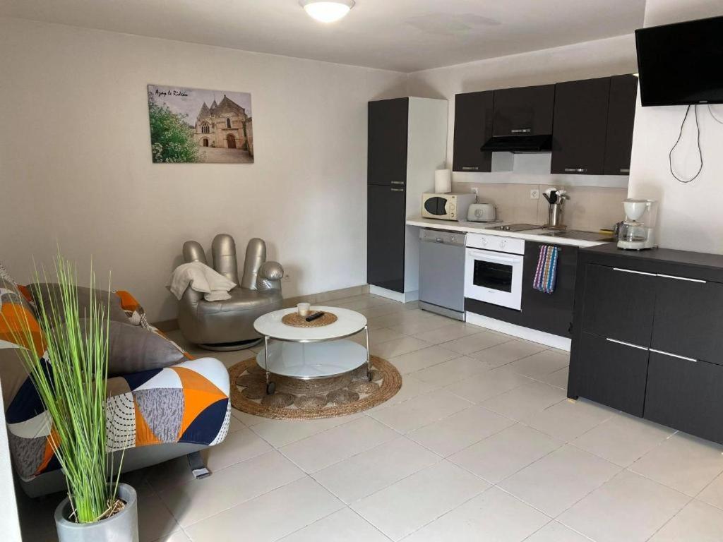 Η κουζίνα ή μικρή κουζίνα στο Appt familial avec terrasse et parking