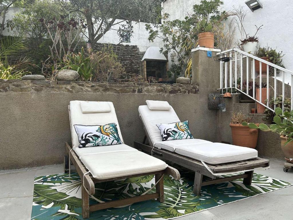 - deux chaises longues assises sur une terrasse agrémentée de plantes dans l'établissement Charmant 3 pièces avec terrasse et jardin, climatisé, proche plage et centre, 4 pers. - FR-1-225C-130, à Banyuls-sur-Mer