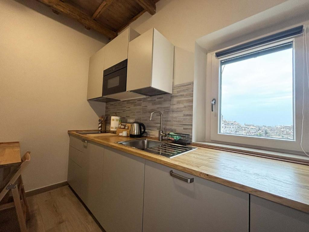 Kuchyň nebo kuchyňský kout v ubytování Tibur Parva - Intero Appartamento nel Borgo medievale