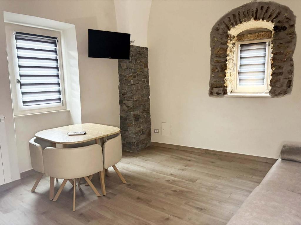 TV a/nebo společenská místnost v ubytování Tibur Parva - Intero Appartamento nel Borgo medievale