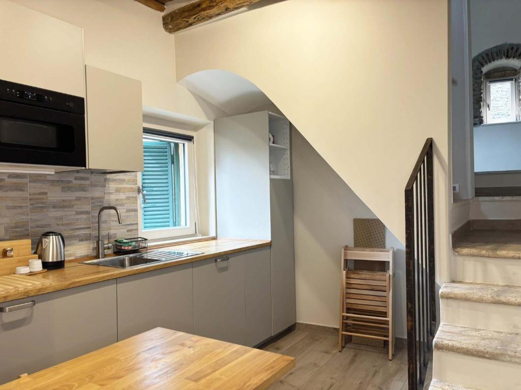 Kuchyň nebo kuchyňský kout v ubytování Tibur Parva - Intero Appartamento nel Borgo medievale