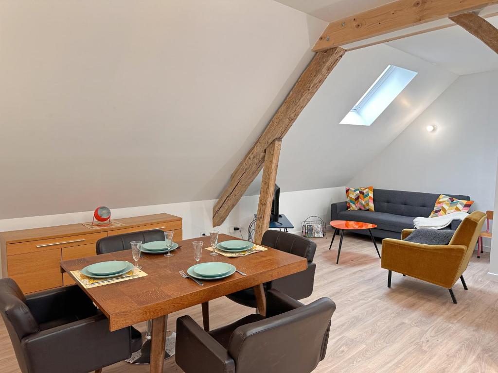 a dining room with a table and some chairs at Appartement 2 chambres- 10 mn d'Orléans - Le Nid de la Pointe - in Saint-Pryvé-Saint-Mesmin